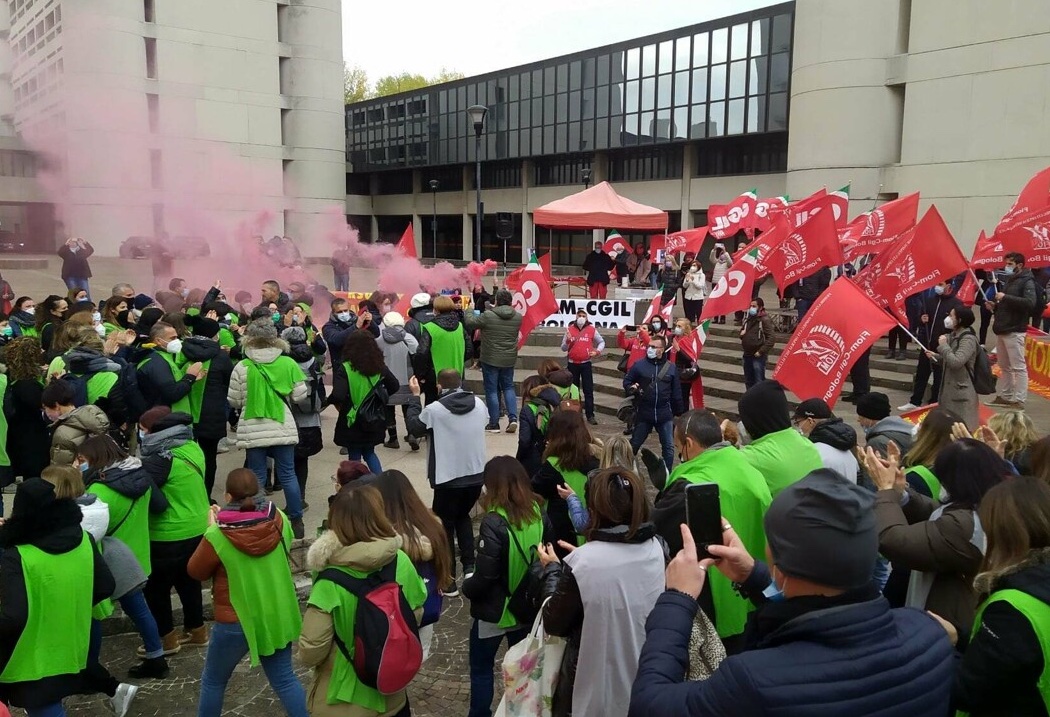 A crowd of 150 workers in of the SaGa coffee machine factory regional administration